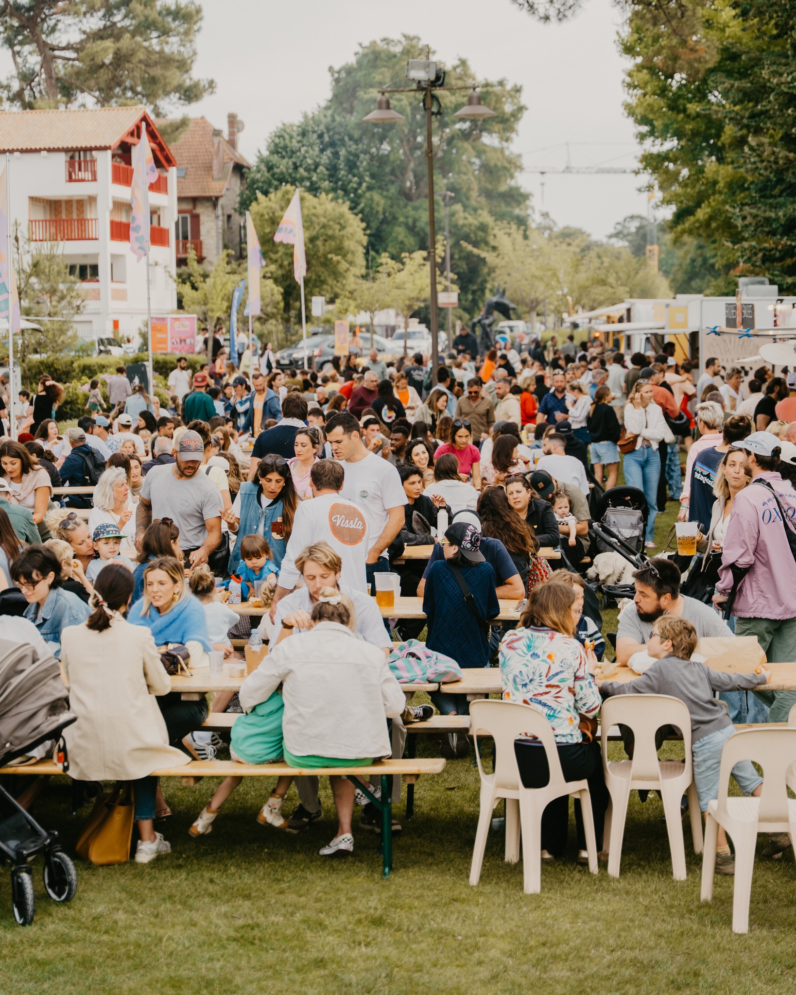 Visiteurs du festival de food-trucks à Hossegor